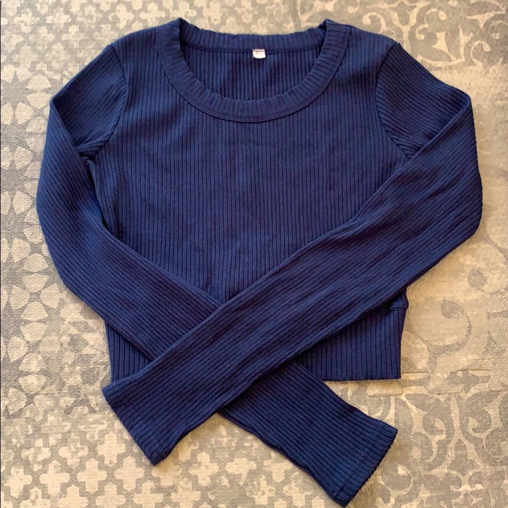 ALO yoga brand cropped long sleeve top. Size M
